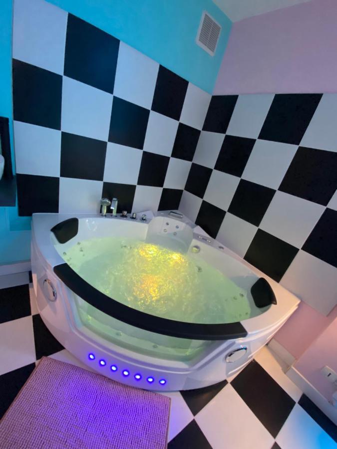 Capsule Miami Vice - Jacuzzi - Billard - Ecran Cinema & Netflix - Ping-Pong - Nintendo & Jeux- Lievin Exterior photo