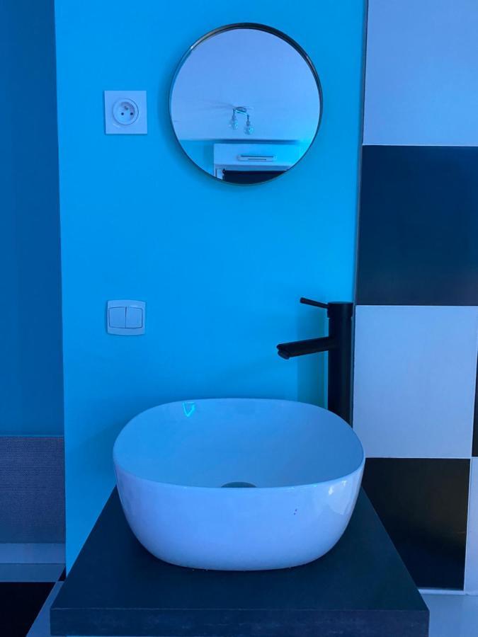 Capsule Miami Vice - Jacuzzi - Billard - Ecran Cinema & Netflix - Ping-Pong - Nintendo & Jeux- Lievin Exterior photo